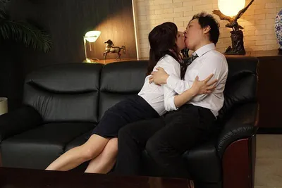 Người vợ dối chồng tăng ca để ở lại trả bài với sếp