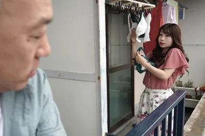 Gã nhà sát bên chuyên soi mói và cặp người vợ ông chồng thường xuyên rên la quá to