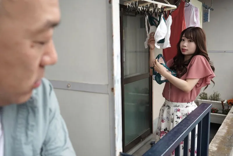 Gã nhà sát bên chuyên soi mói và cặp người vợ ông chồng thường xuyên rên la quá to